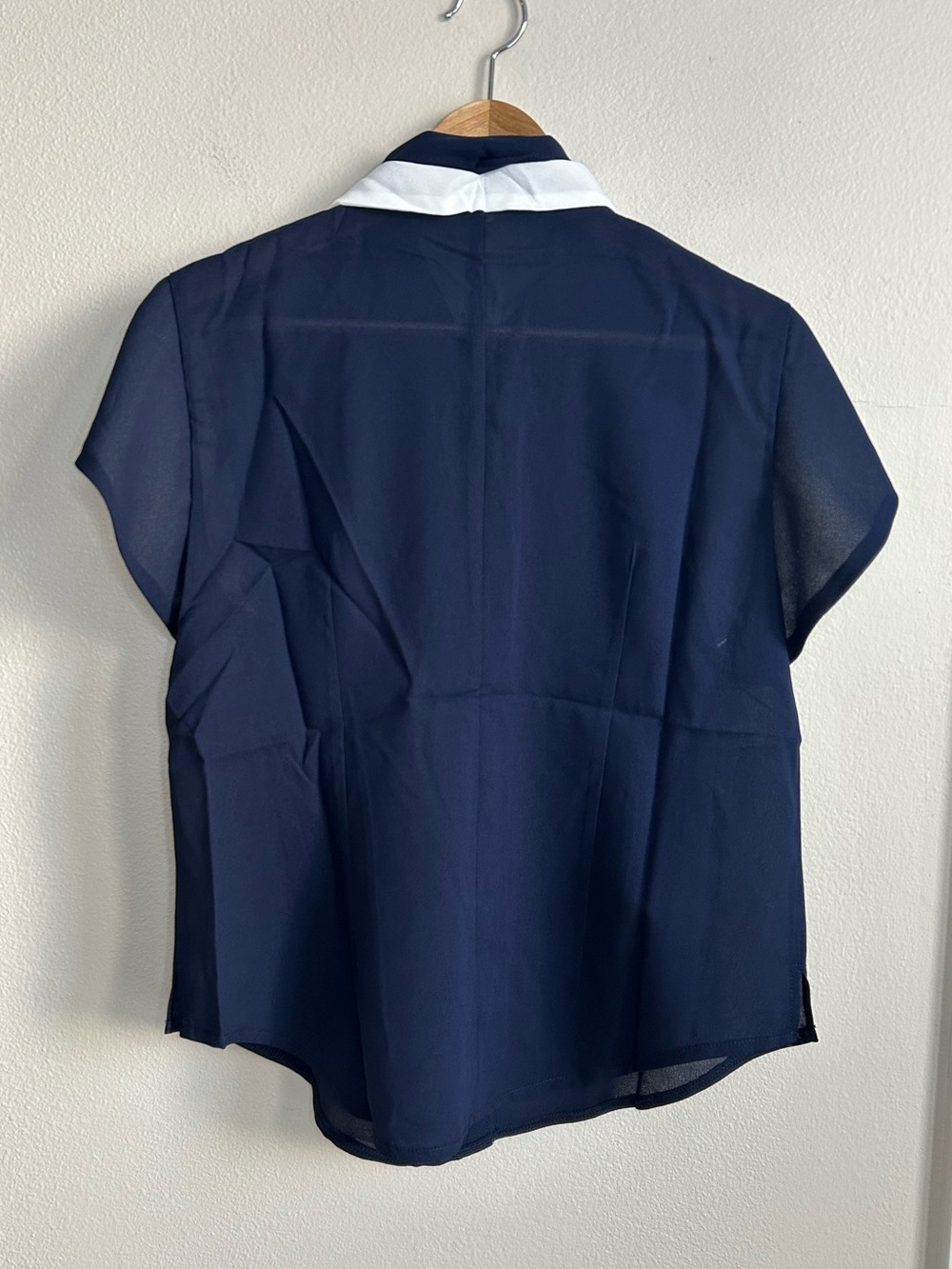 NWT Tulip B Vintage Navy White Button-Front Flutter Sleeve Neck Tie Blouse - Picture 8 of 11
